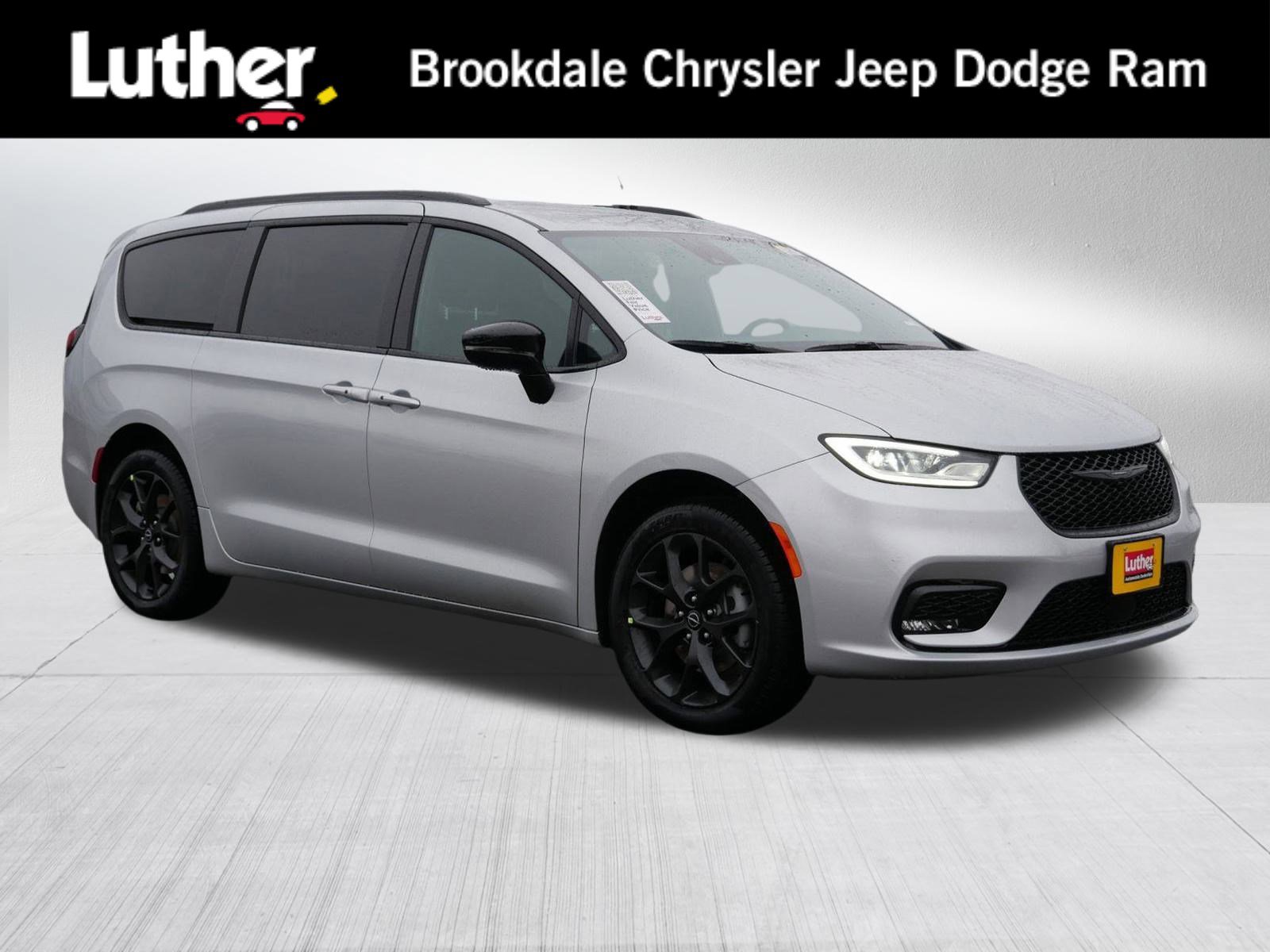 2026 Chrysler Pacifica Select's photo