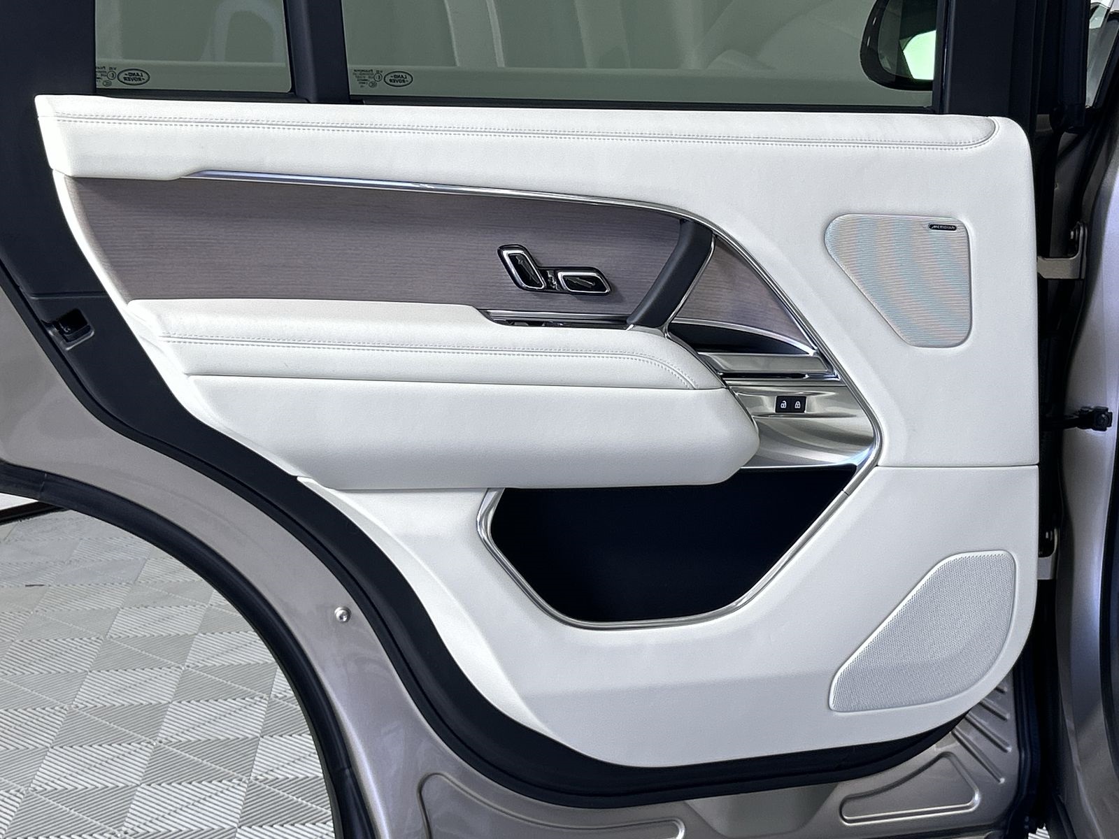 2025 Land Rover Range Rover SE photo 23