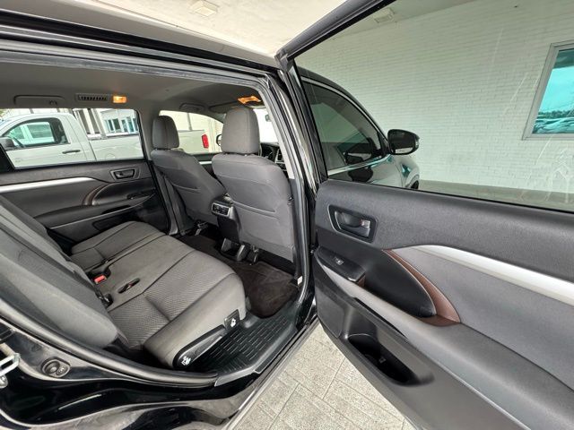 2019 Toyota Highlander LE photo 19