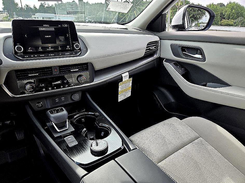 2025 Nissan Rogue SV photo 14