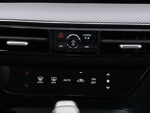 2025 Nissan Kicks SR photo 9