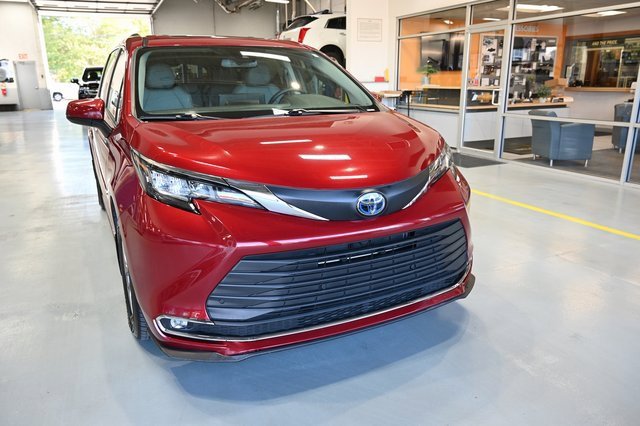2021 Toyota Sienna XLE photo 3