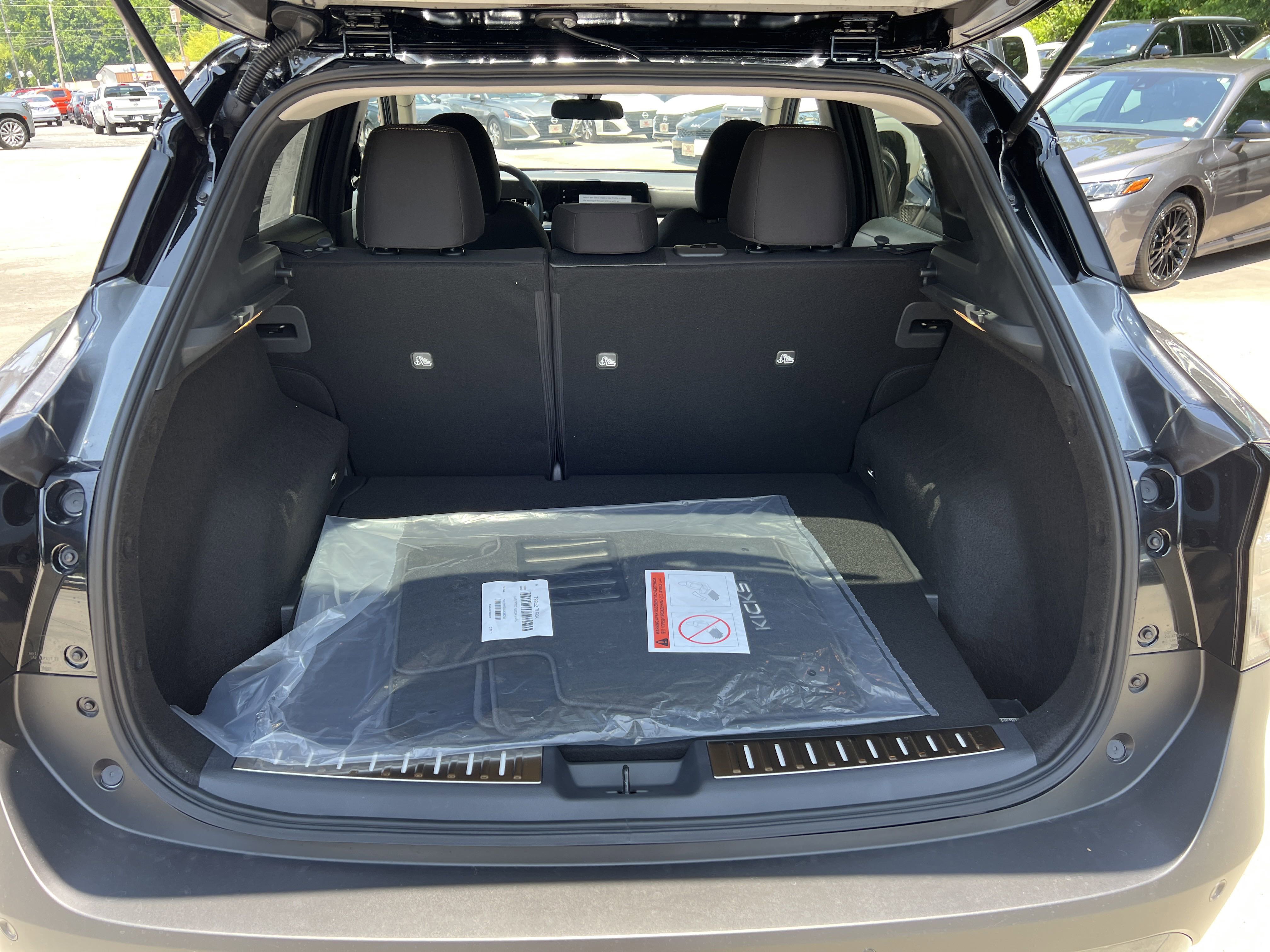 2025 Nissan Kicks SV photo 4