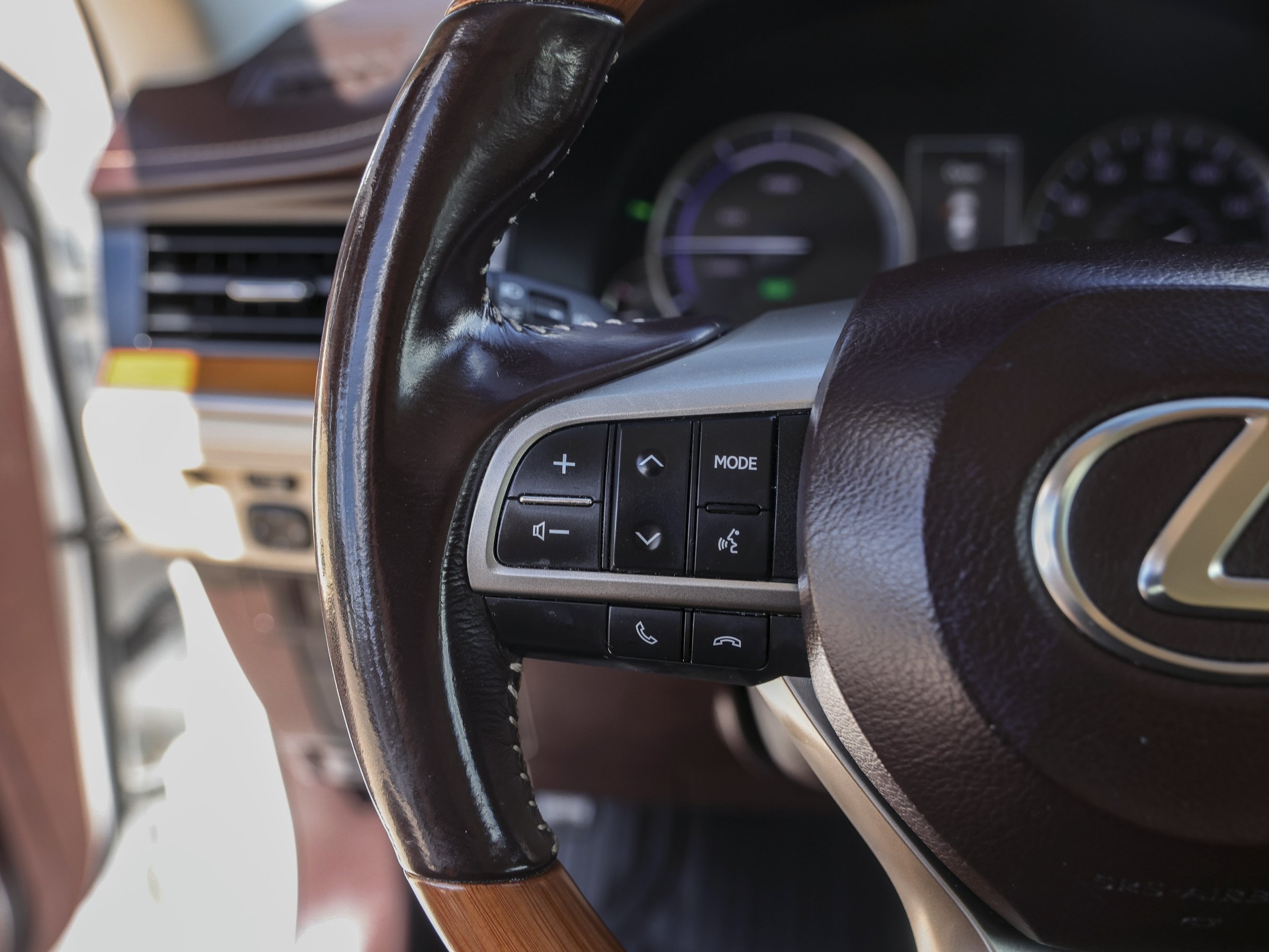 2016 Lexus ES 300h photo 13