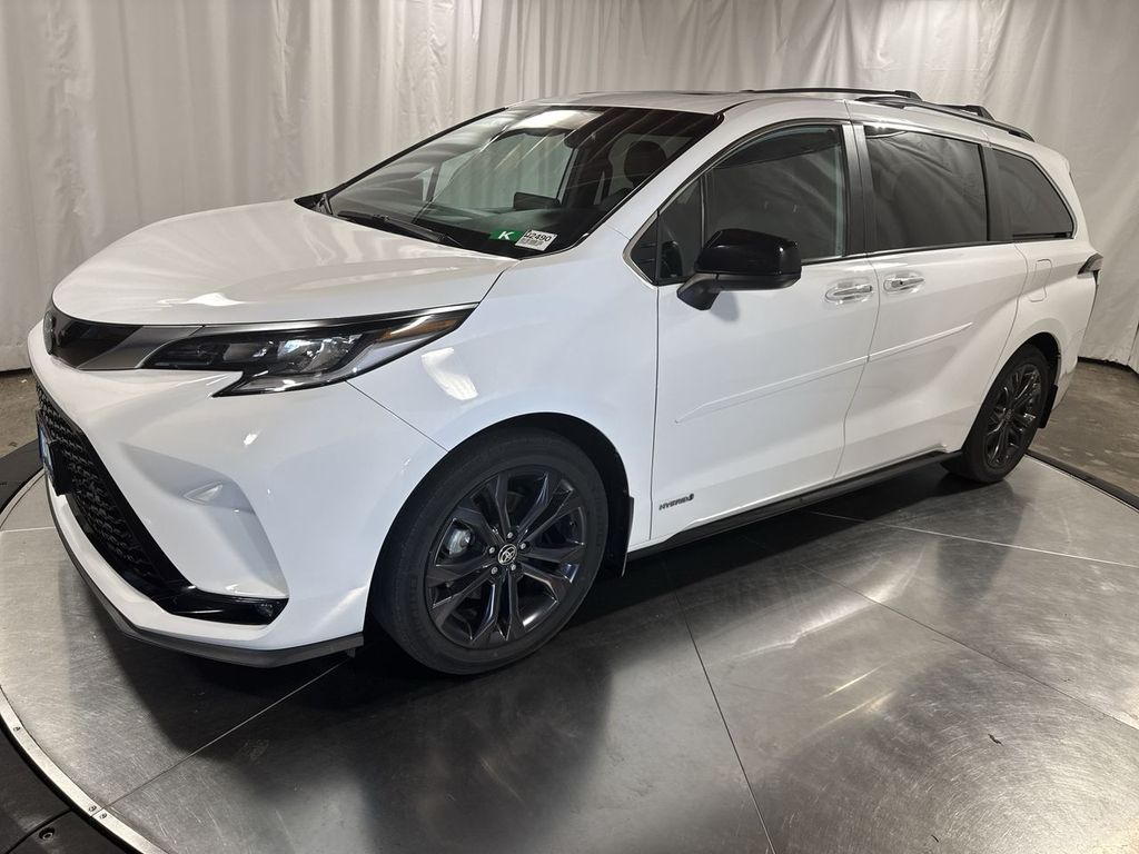 2021 Toyota Sienna XSE's photo