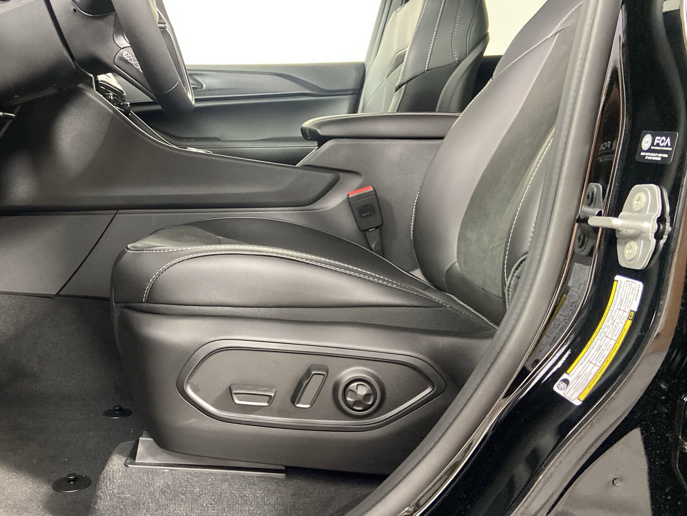 2025 Jeep Grand Cherokee Altitude X photo 2
