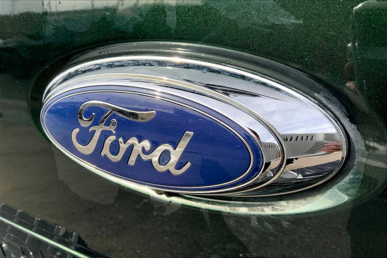 2015 Ford F-350 Lariat photo 29