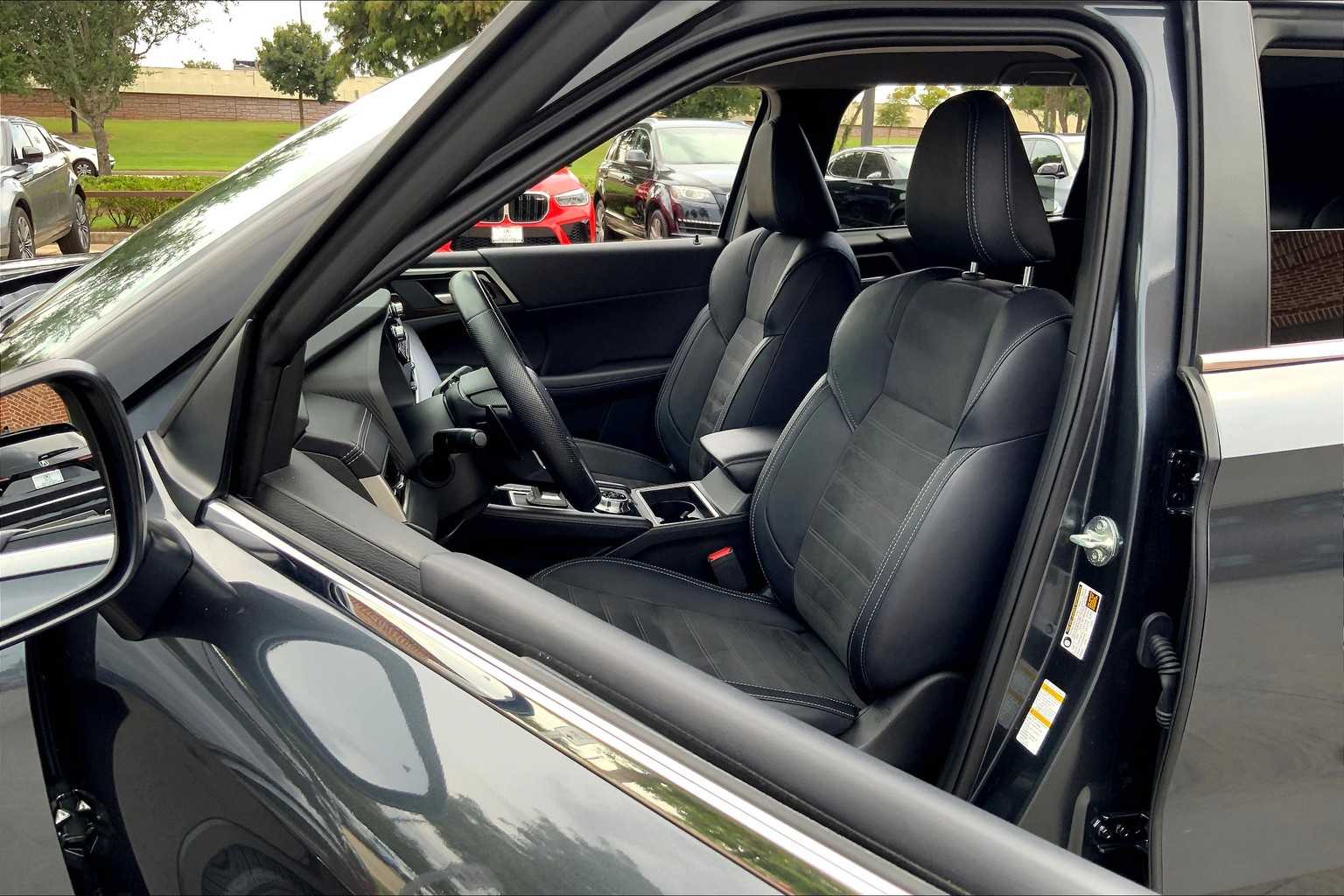 2024 Mitsubishi Outlander SE photo 4