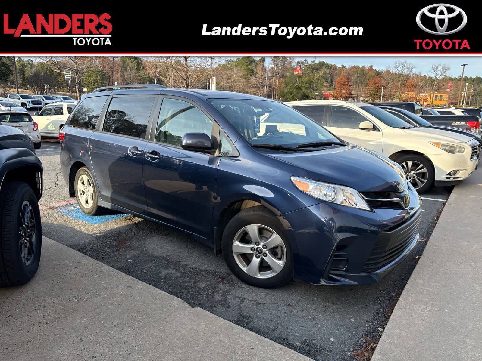 2020 Toyota Sienna LE's photo