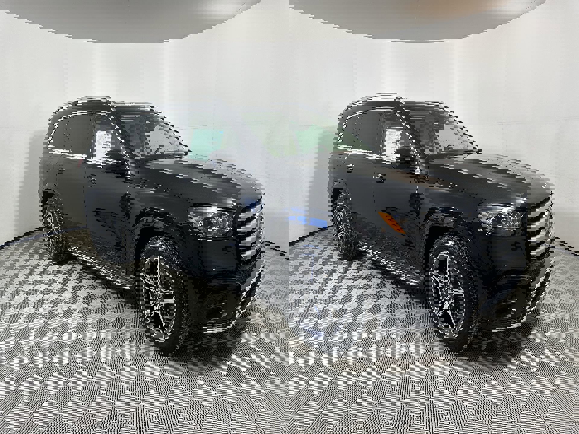 2025 Mercedes Benz GLS 450 photo 2