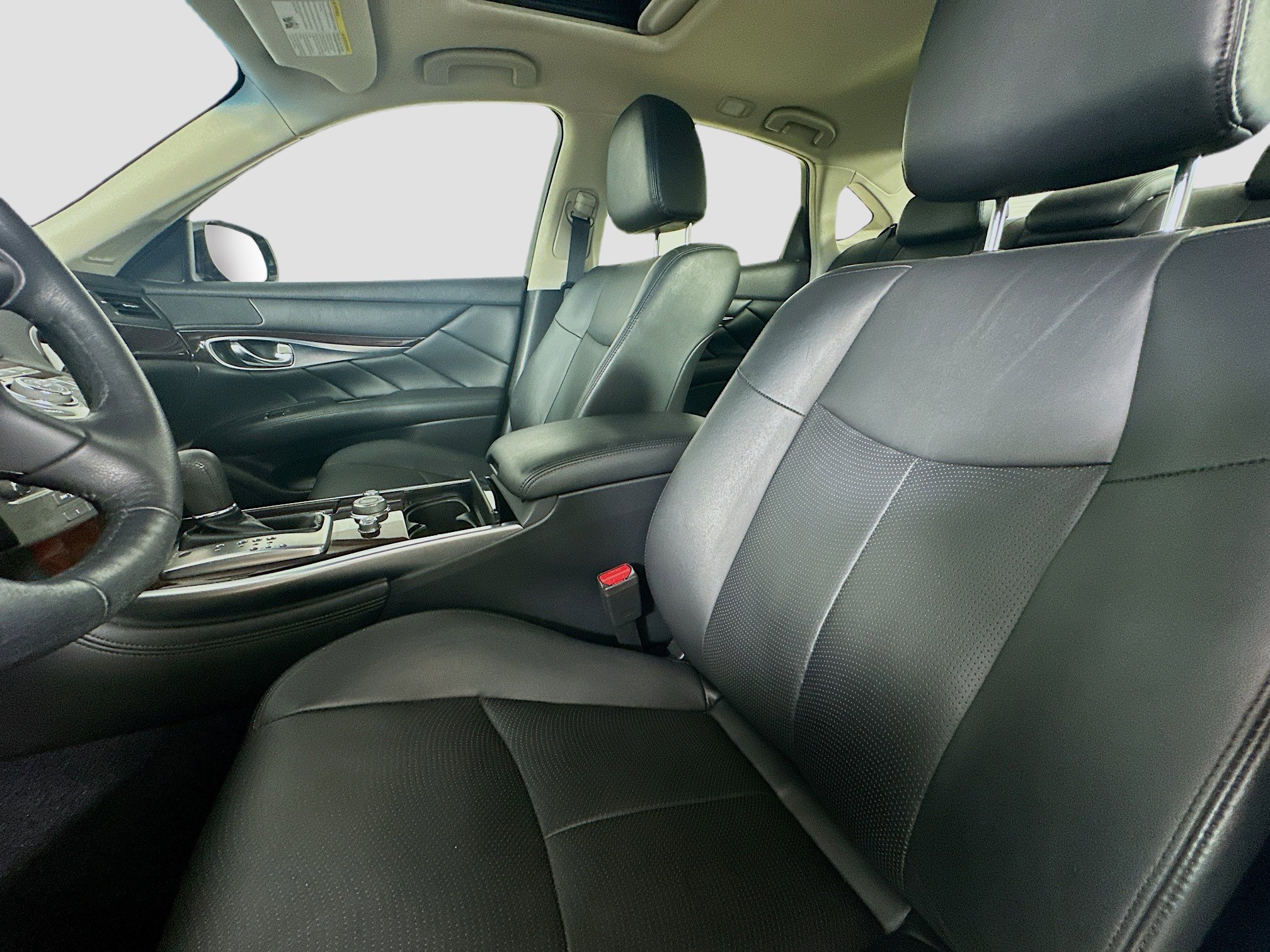 2017 Infiniti Q70 photo 24