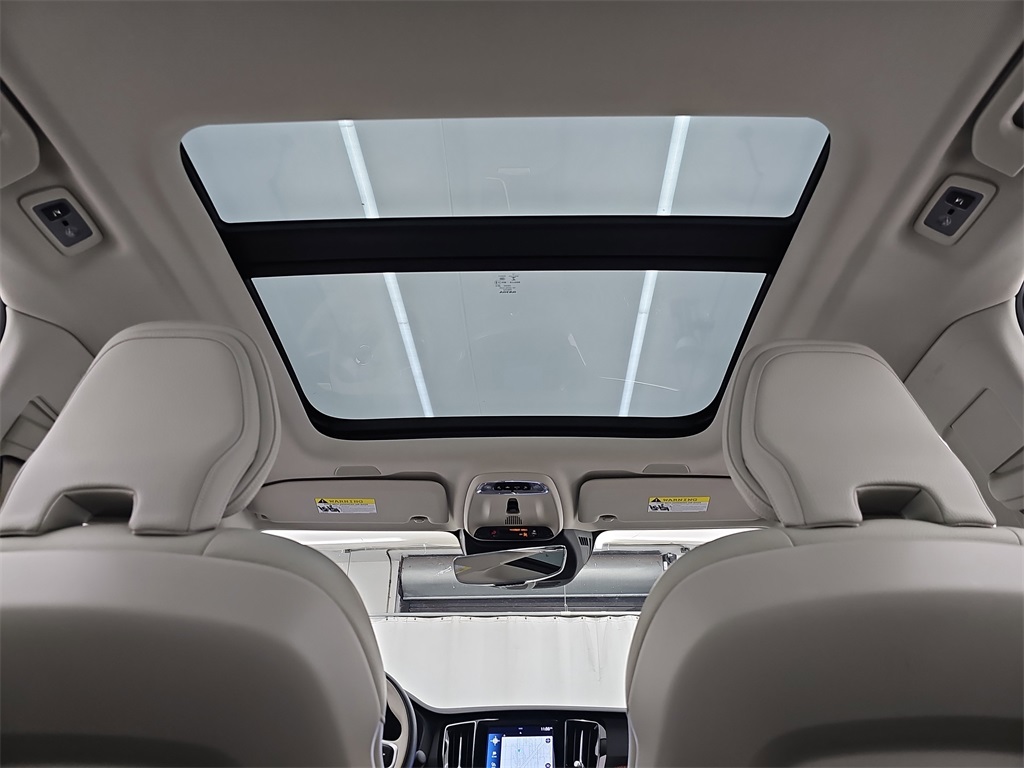 2022 Volvo S60 Recharge T8 R-Design Expression photo 36