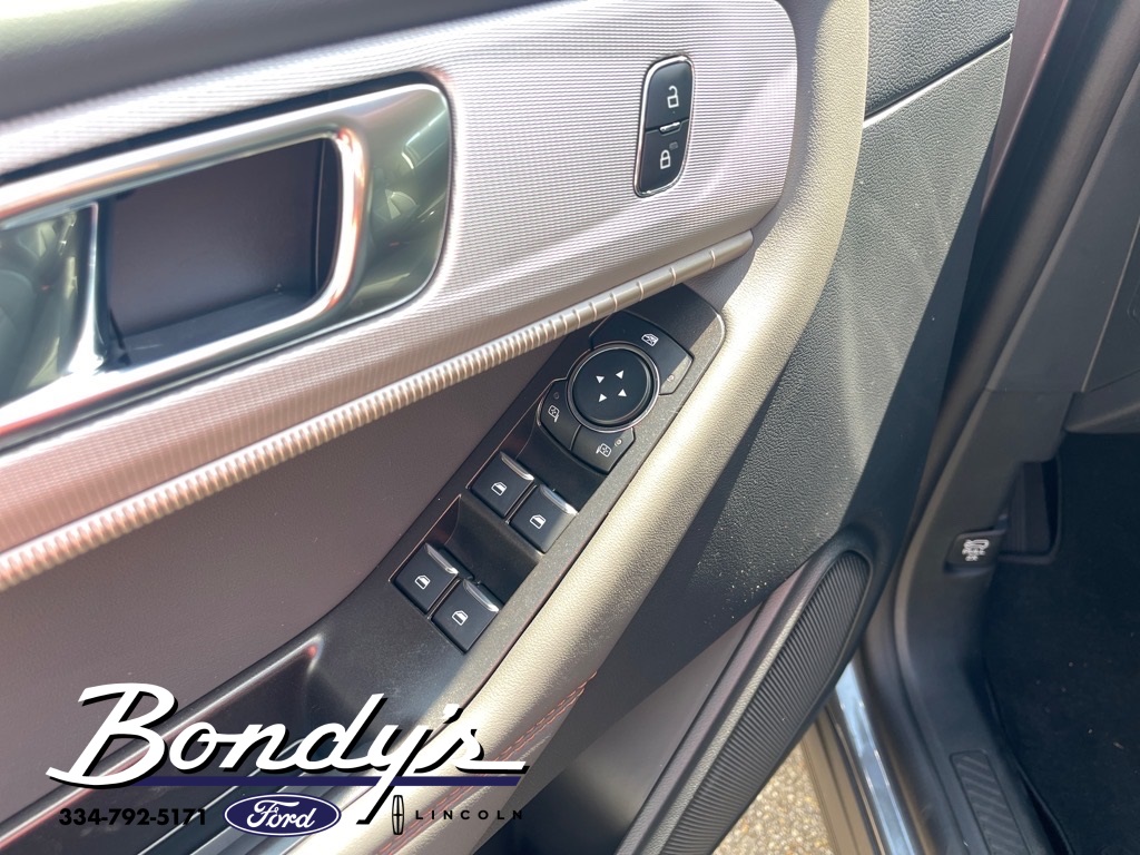 2025 Ford Explorer photo 2