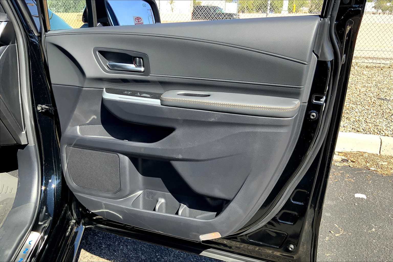 2025 Toyota Sienna Woodland Edition photo 19