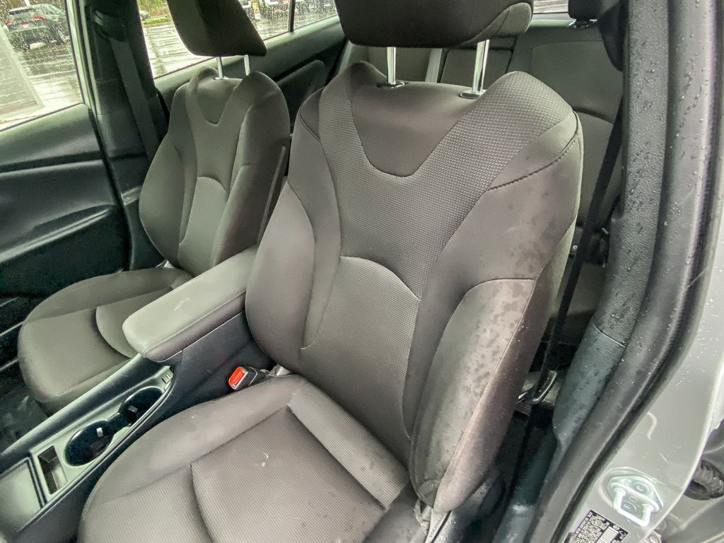 2022 Toyota Prius L photo 24