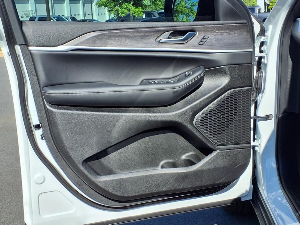 2025 Jeep Grand Cherokee Limited photo 4