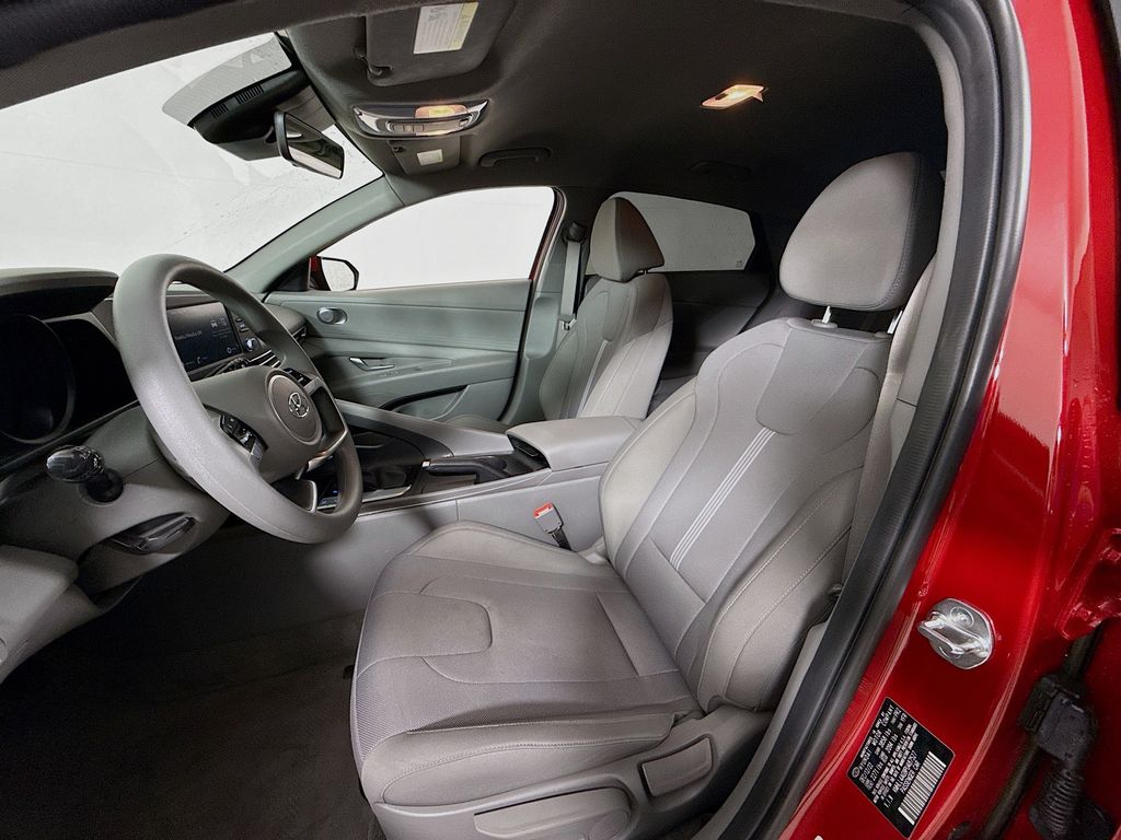 2023 Hyundai Elantra SE photo 2