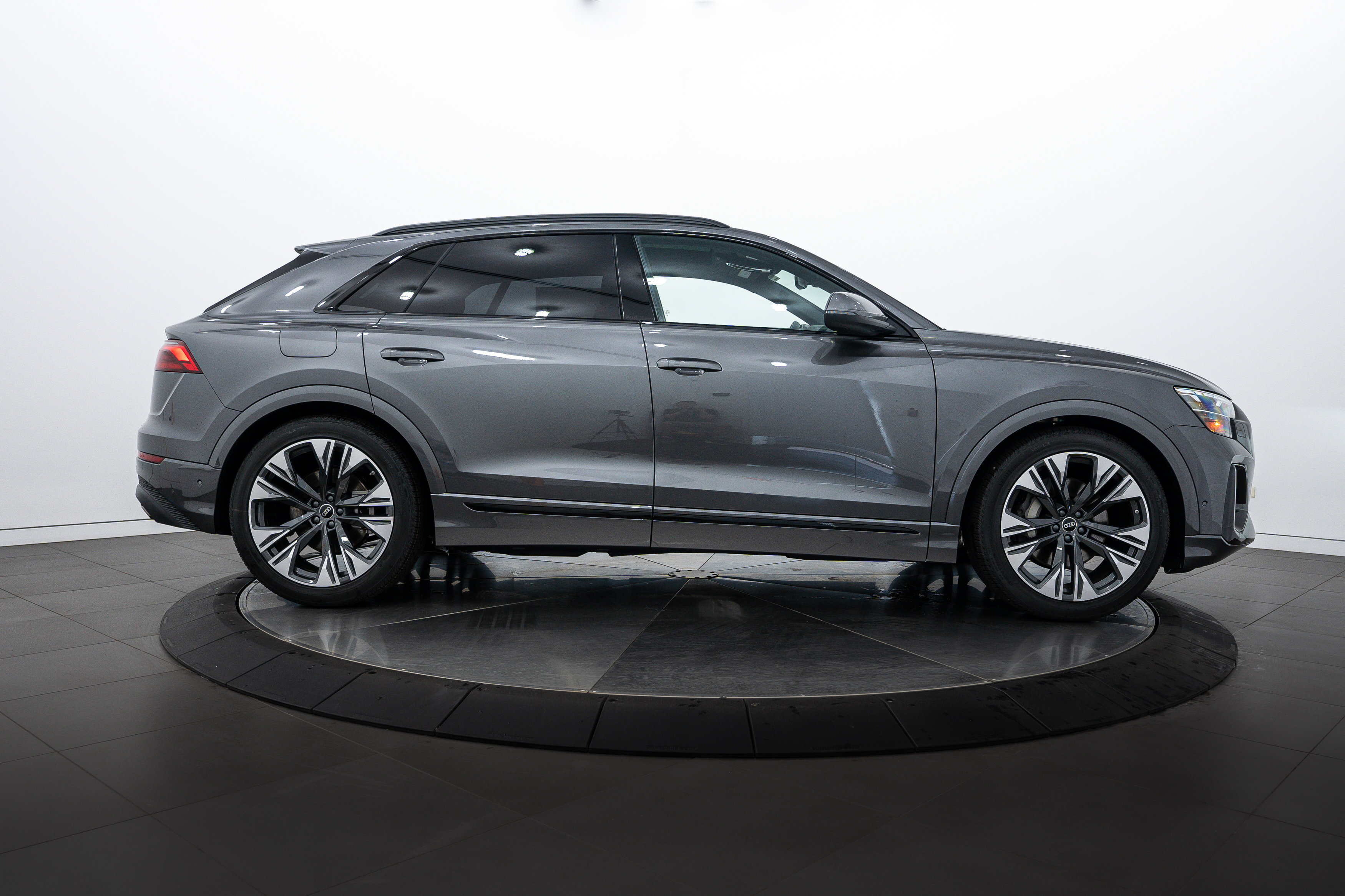2025 Audi Q8 Premium Plus photo 3