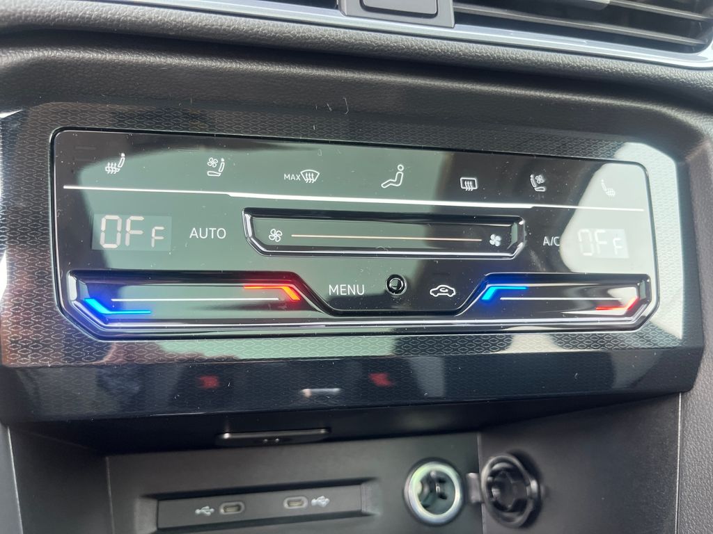2025 Volkswagen Taos SEL photo 3