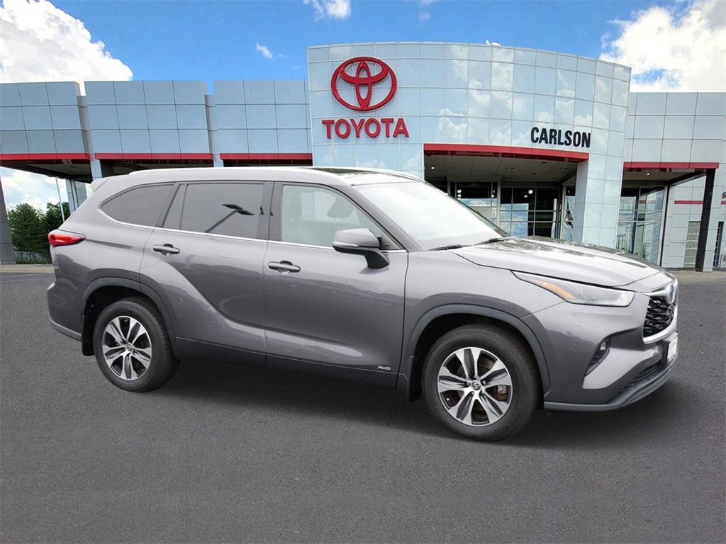 Used 2022 Toyota Highlander XLE with VIN 5TDGBRCH4NS547467 for sale in Minneapolis, Minnesota