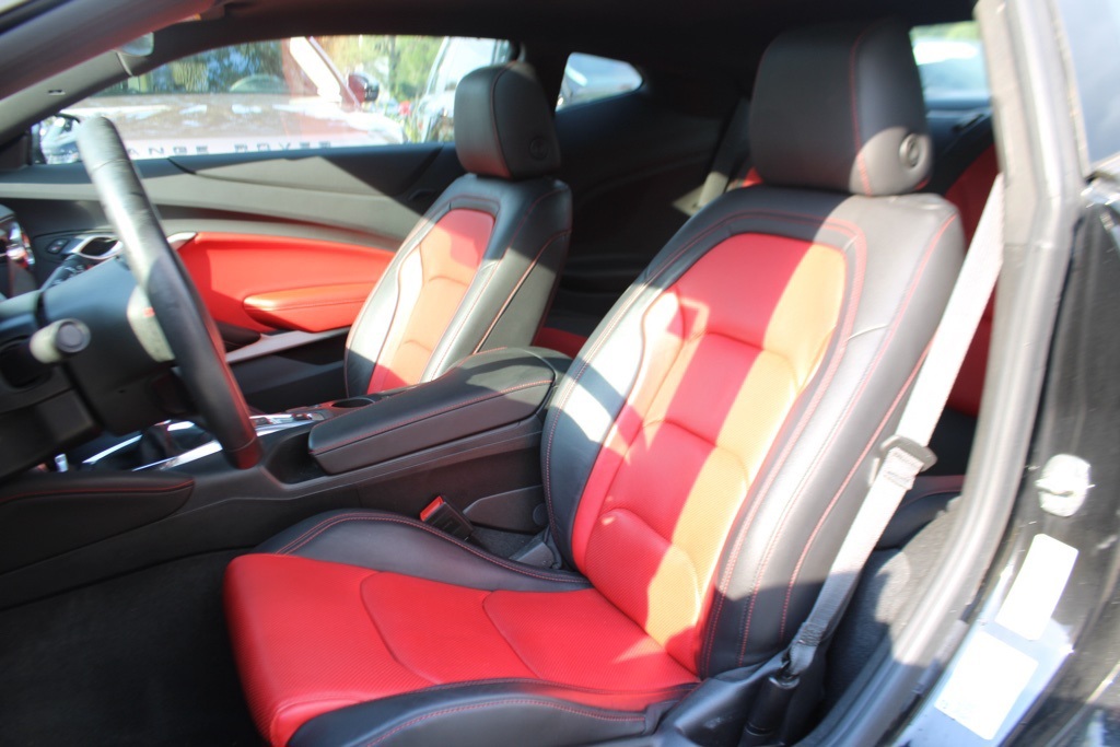 2023 Chevrolet Camaro 2LT photo 2