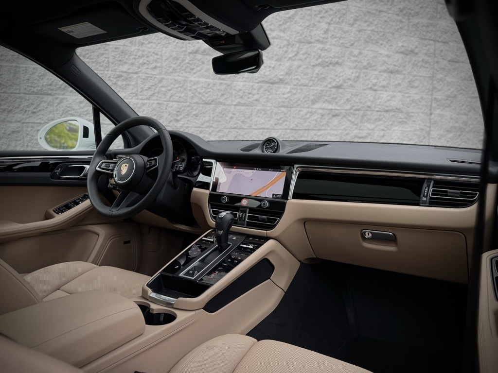 2025 Porsche Macan T photo 22