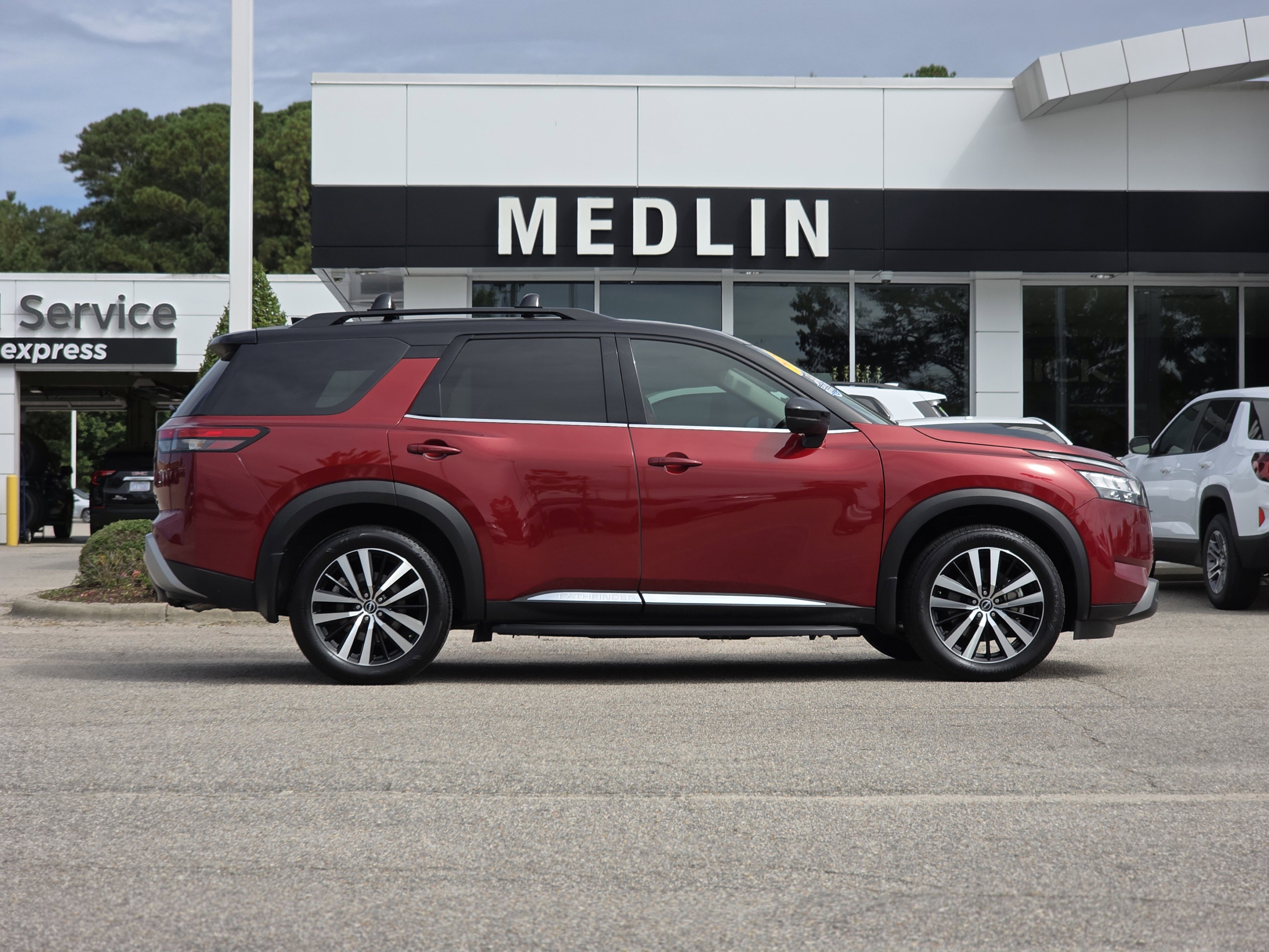 2023 Nissan Pathfinder Platinum photo 4