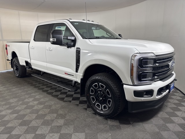 2025 Ford F-350 Super Duty Platinum's photo