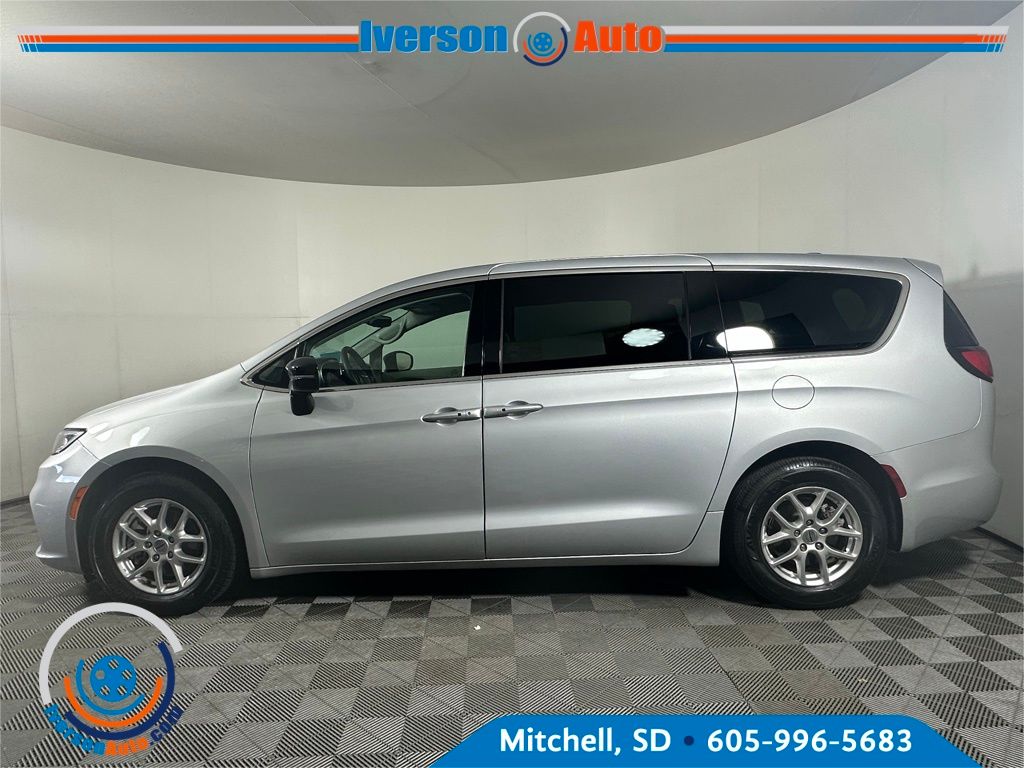 2024 Chrysler Pacifica Touring L photo 4