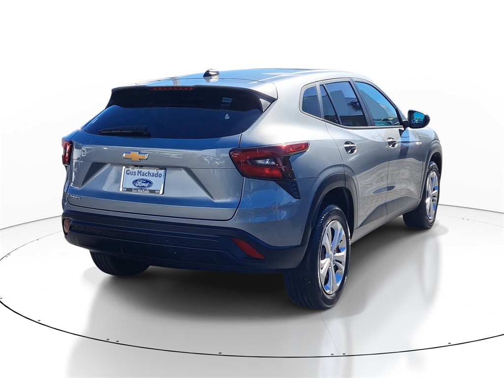 2024 Chevrolet Trax LS photo 3