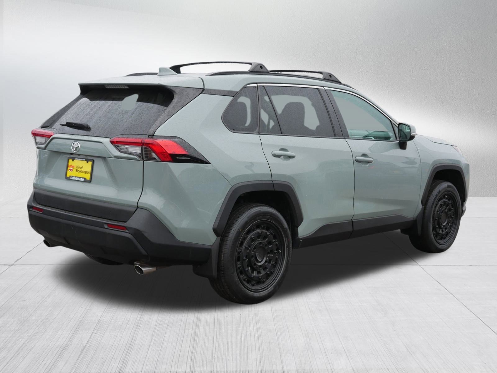 2022 Toyota RAV4 XLE Premium photo 4