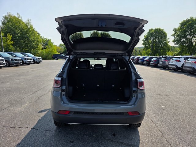 2023 Jeep Compass Limited photo 2