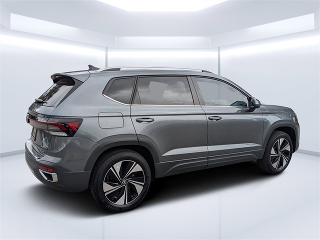 2025 Volkswagen Taos SE photo 3