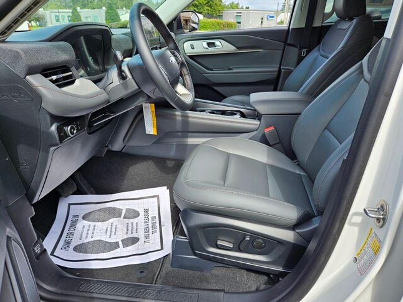 2025 Ford Explorer photo 5