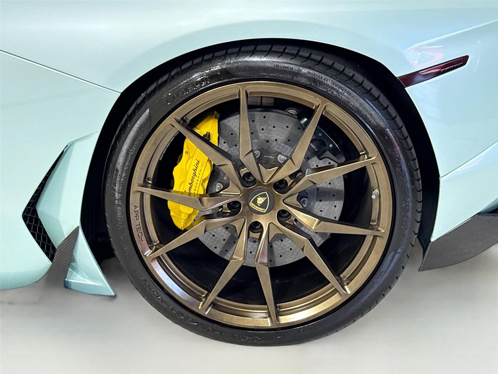 2015 Lamborghini Aventador LP 700-4 Roadster photo 32