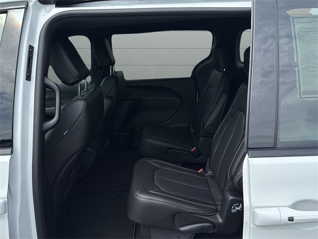 2026 Chrysler Pacifica photo 16