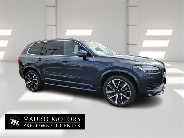 2022 Volvo XC90 Momentum's photo