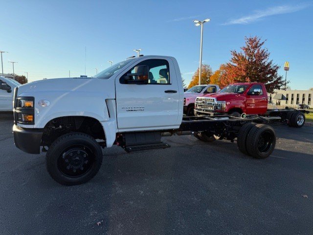 2024 Chevrolet Silverado 5500HD Work Truck photo 2