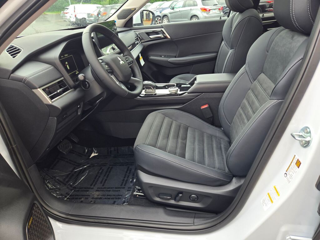 2025 Mitsubishi Outlander SE photo 13
