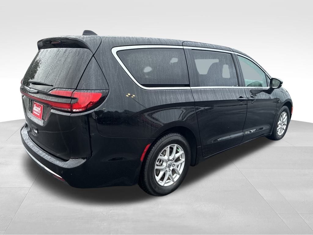 2024 Chrysler Pacifica Touring L photo 4