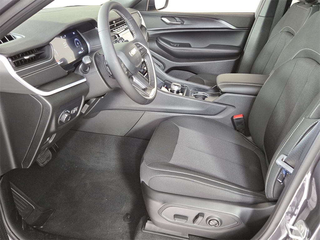 2025 Jeep Grand Cherokee Laredo photo 5