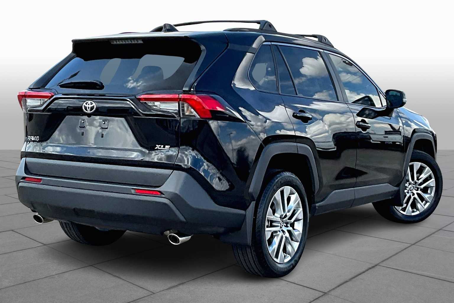 2023 Toyota RAV4 XLE Premium photo 4