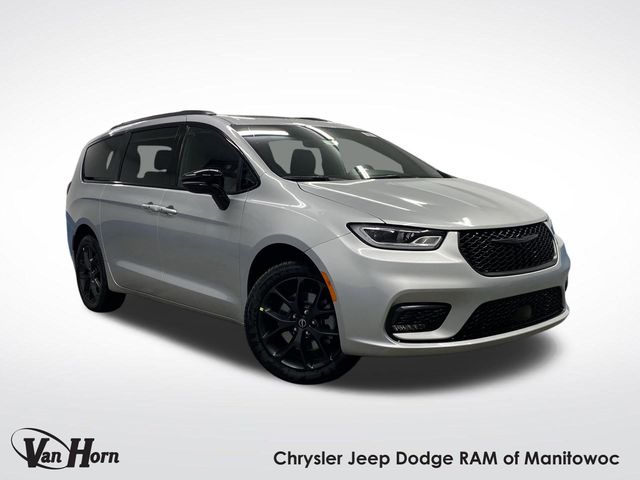 2026 Chrysler Pacifica Select's photo