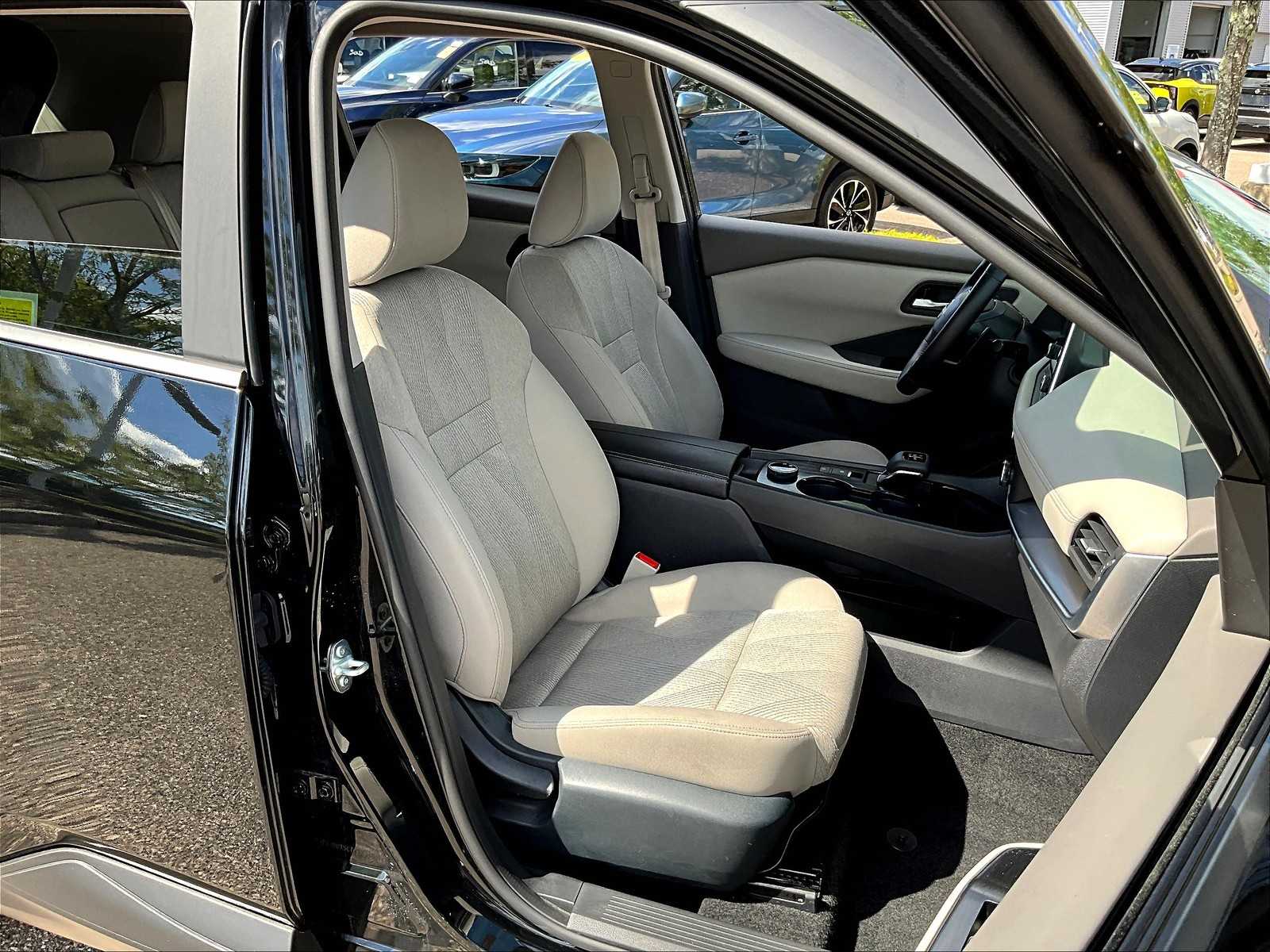 2025 Nissan Rogue SV photo 7