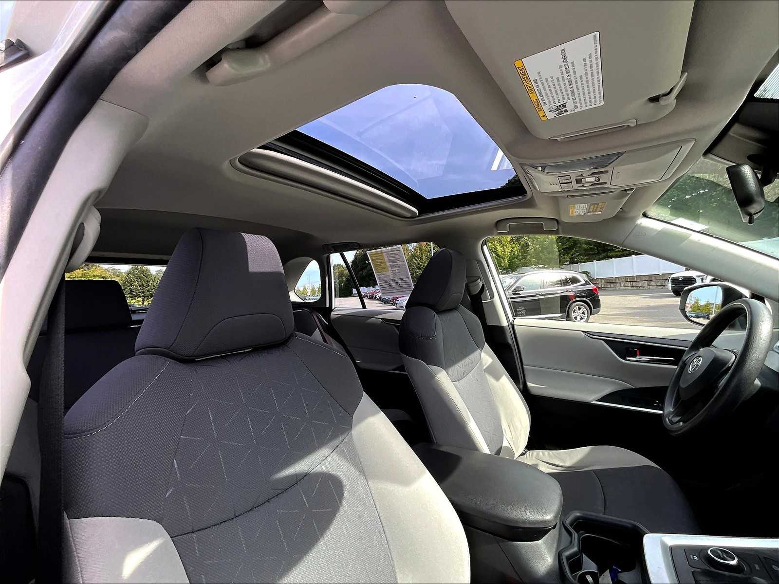 2021 Toyota RAV4 XLE photo 22
