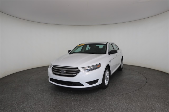 2018 Ford Taurus SE photo 2