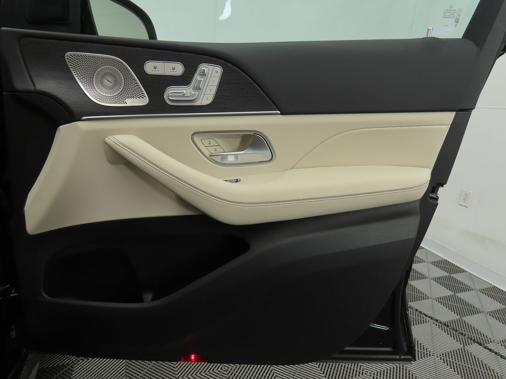 2025 Mercedes Benz GLS 450 4MATIC photo 24