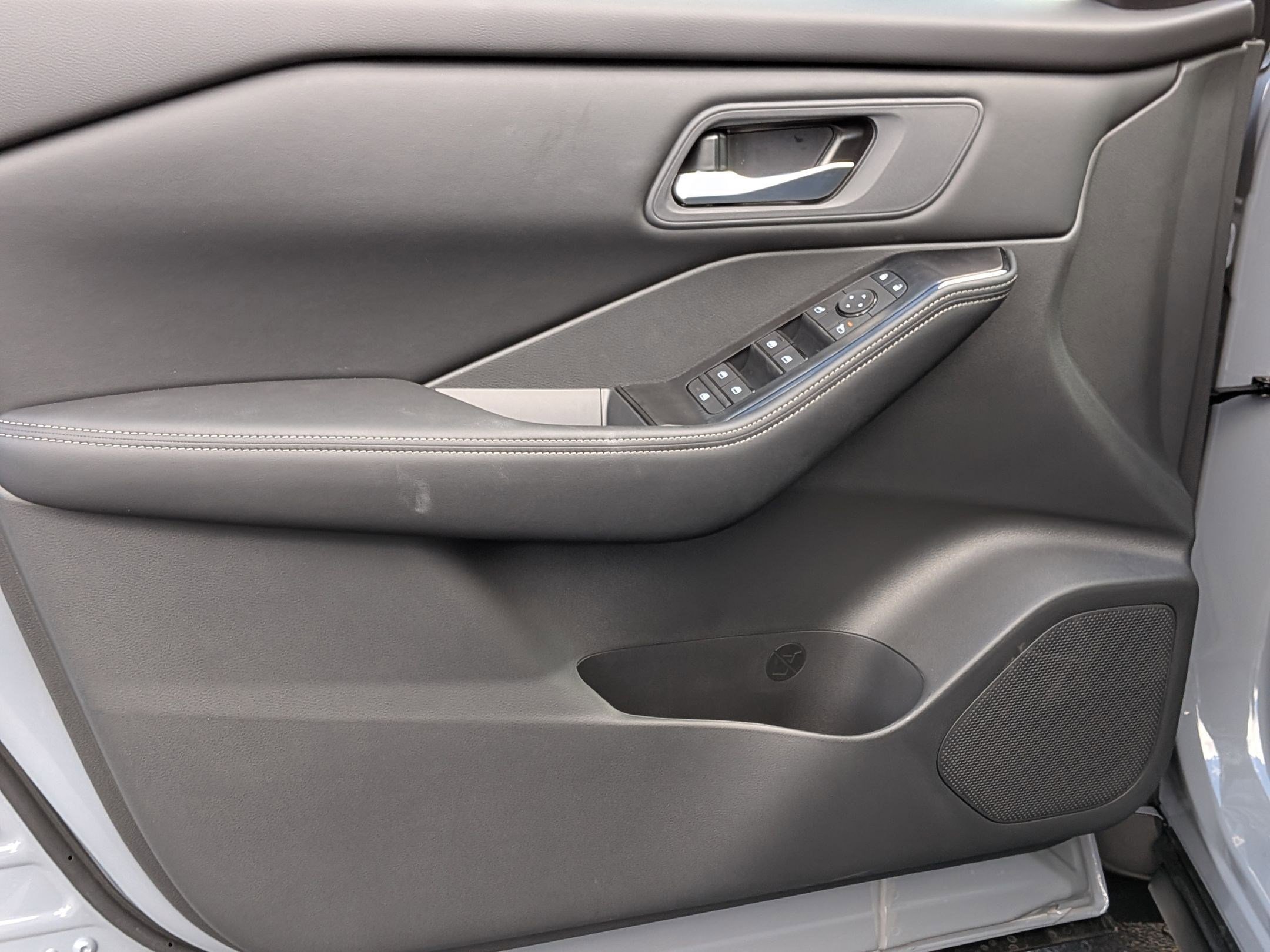 2026 Nissan Rogue SV photo 11