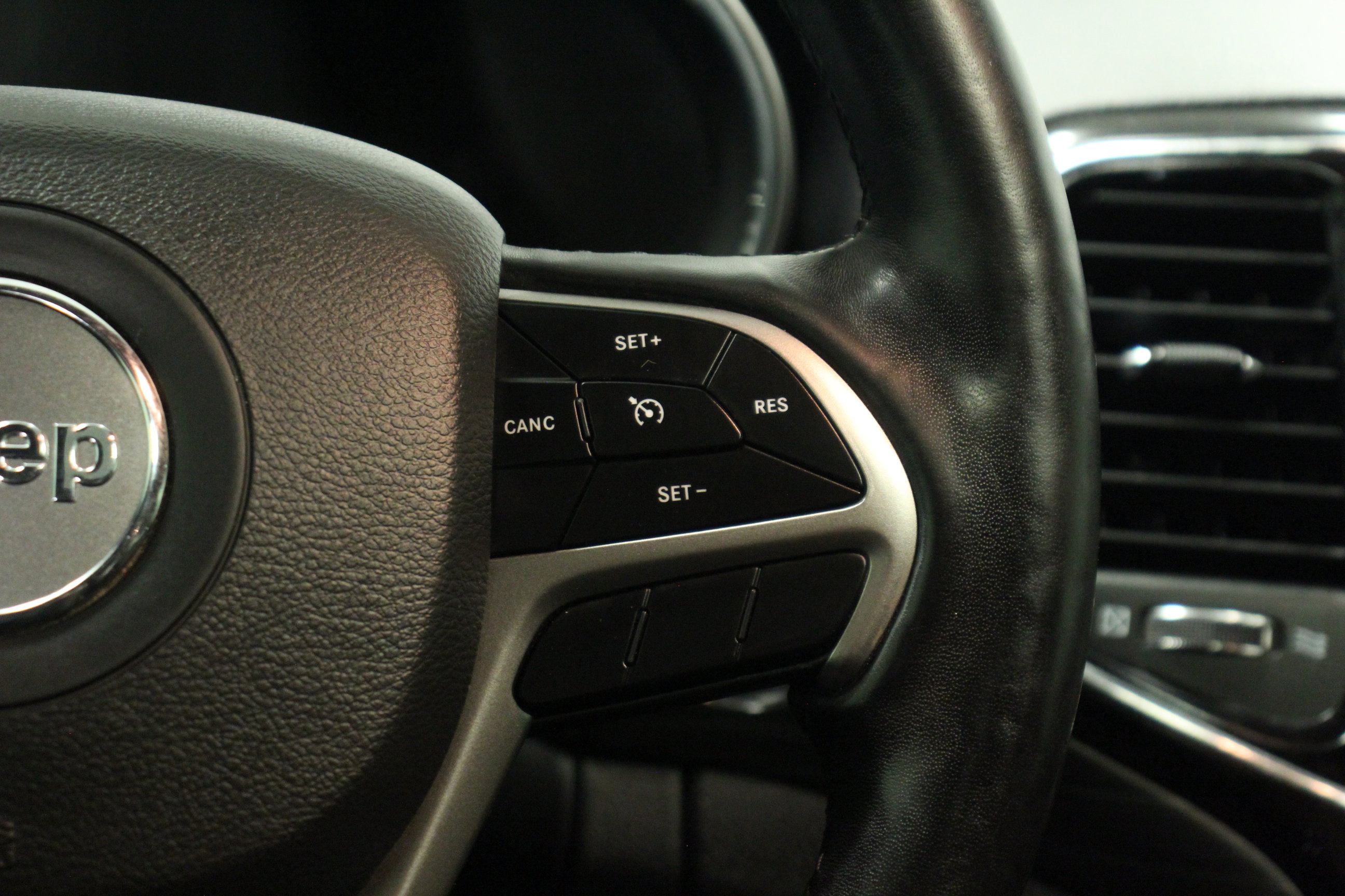 2020 Jeep Grand Cherokee Altitude photo 20