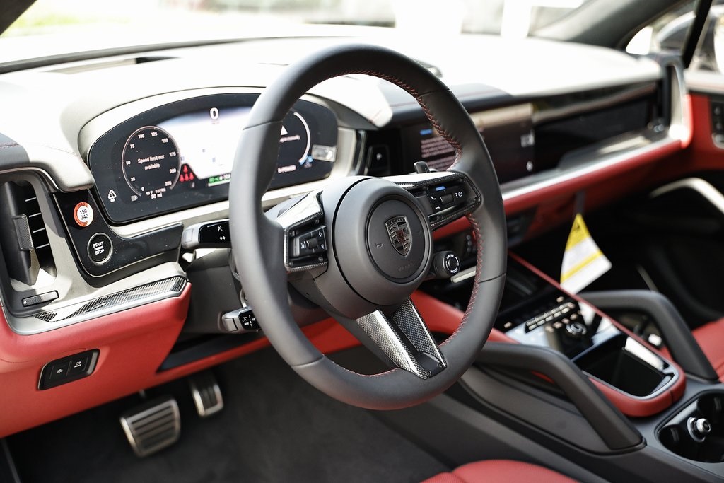 2025 Porsche Cayenne Turbo E-Hybrid photo 3